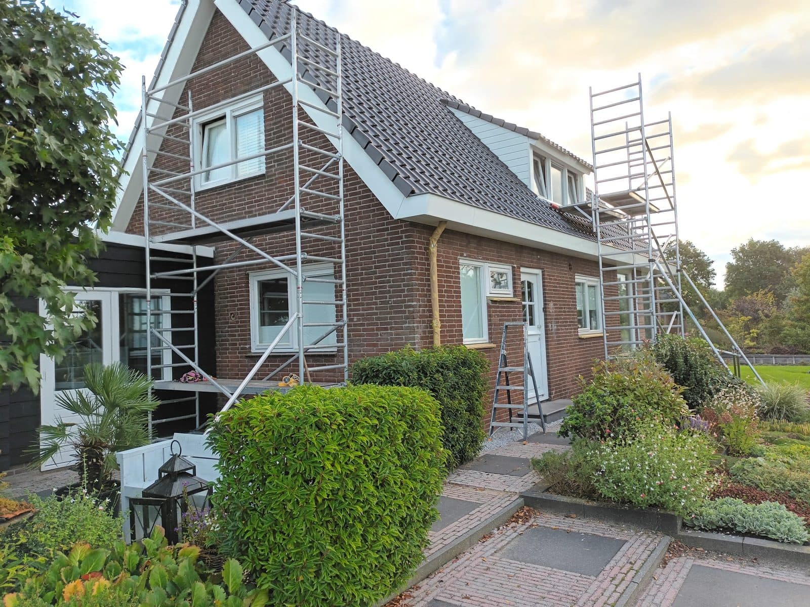 Woonhuis in de steigers tijdens buitenschilderwerk in Leimuiden